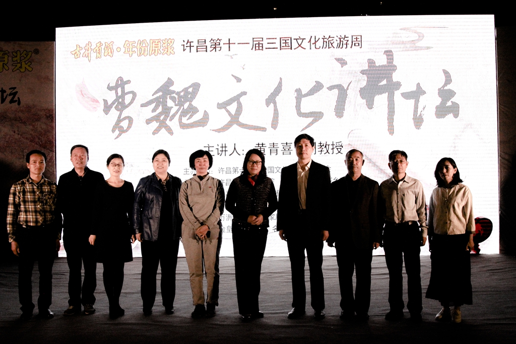 秦春梅(右五)、杨春香(左五)、谭水木(右四)与大家合影留念。