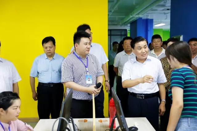市领导考察许昌跨境电商产业带  beat365官方最新版商务英语专业学生获赞